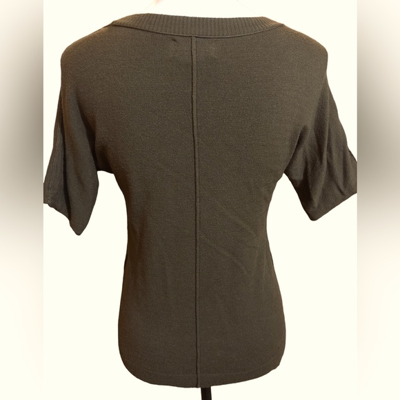 Universal thread short sleeve sweater - Picture 2 of 3